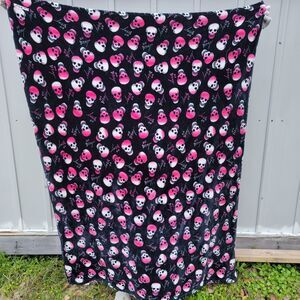 Love Betsey By Betsey Johnson Fleece Throw Black w/ Skulls 5'3" X 4'1"